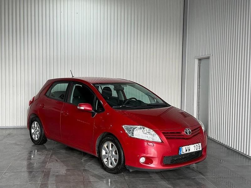 Begagnad Toyota Auris Plus 90 HK (66 kW) 2011 Röd Halvkombi