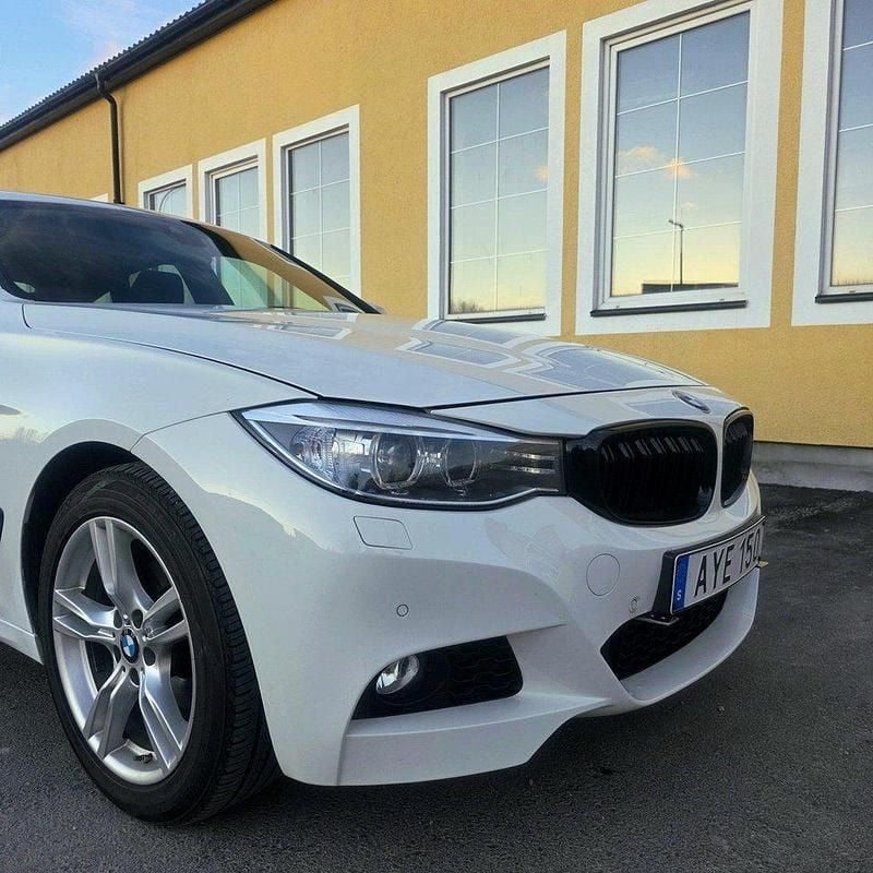Vit Begagnad 2015 BMW 320 Gran Turismo M Sport Halvkombi | 164 900 kr (Marknadspris) - Bild 1/4