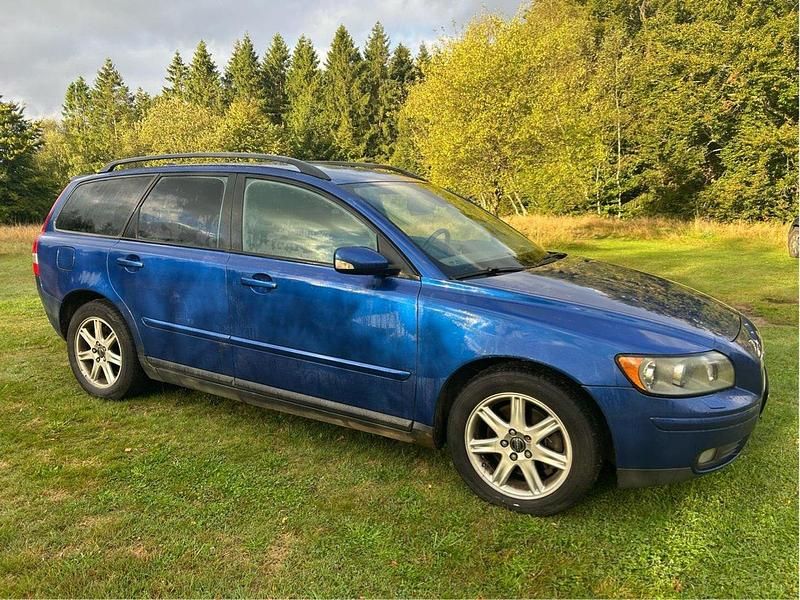 Blå Begagnad 2006 Volvo V50 Summum Kombi | 33 000 kr (Marknadspris) - Bild 1/4