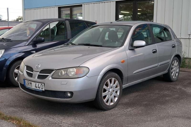 Silver Begagnad 2003 Nissan Almera Halvkombi | 29 500 kr - Bild 1/3