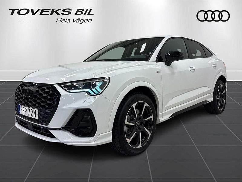 Glaciärvit metallic Begagnad 2024 Audi Q3 Sportback S-Line SUV | 439 000 kr - Bild 1/4