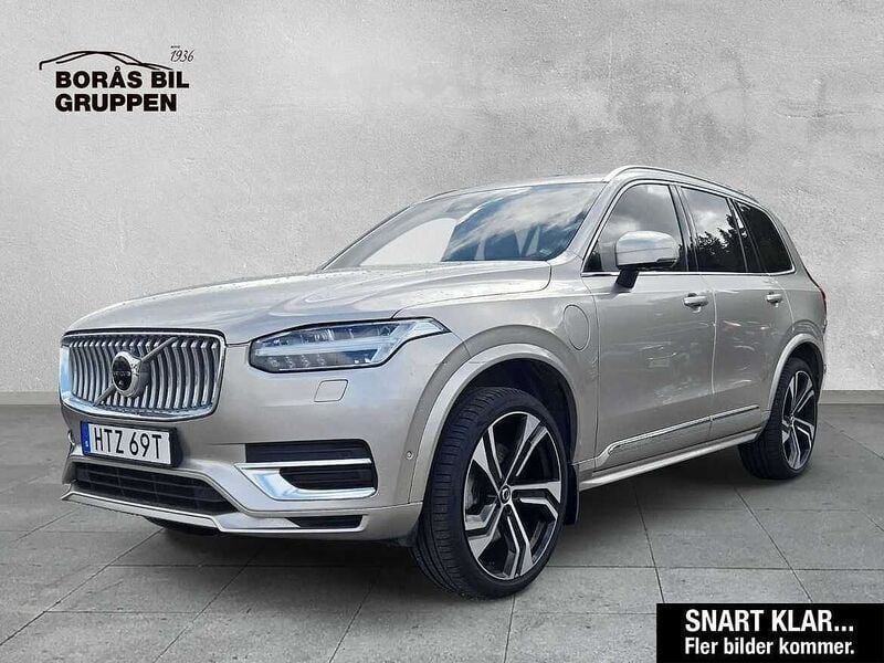 Ljusgrå (grå) Begagnad 2023 Volvo XC90 Plus SUV | 649 000 kr (Marknadspris) - Bild 1/4