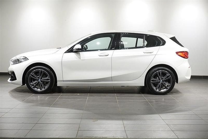 Begagnad BMW 118 Sport Line 140 HK (102 kW) 2020 Vit Halvkombi