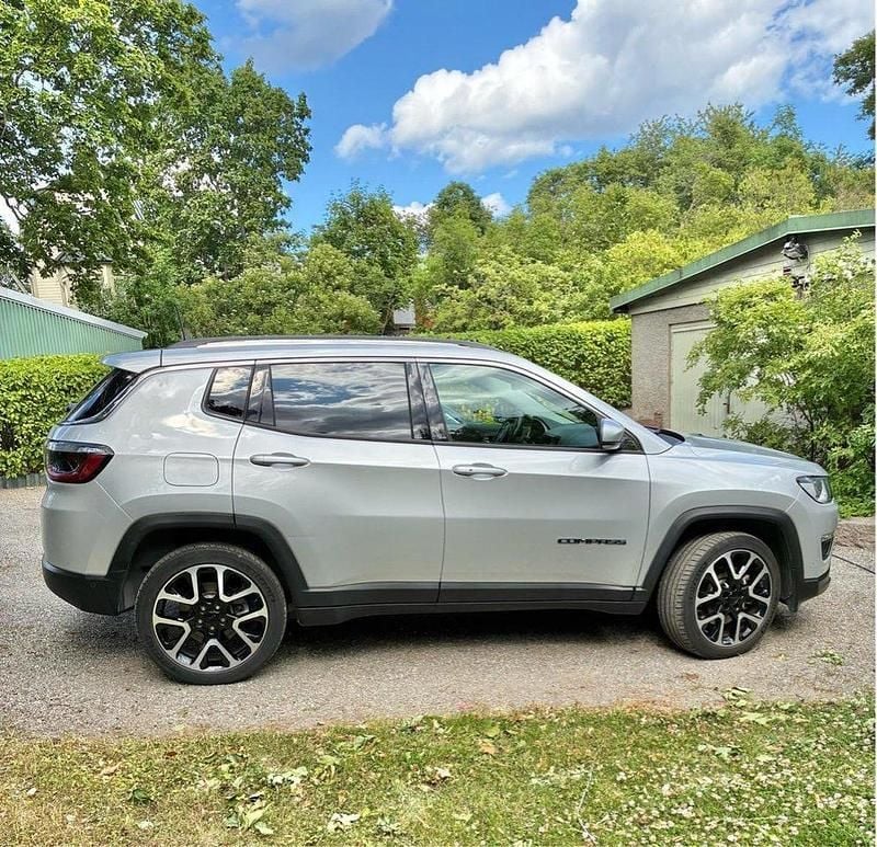 Grå Begagnad 2020 Jeep Compass SUV | 229 000 kr (Marknadspris) - Bild 1/4