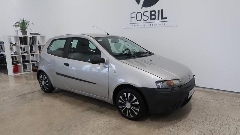 Ljusgrå Begagnad 2002 Fiat Punto Halvkombi | 19 900 kr - Bild 1/4