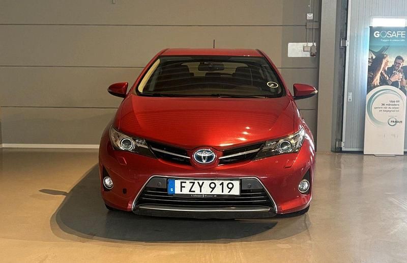 Mörkröd Begagnad 2015 Toyota Auris Hybrid Executive Halvkombi | 139 900 kr (Bra pris) - Bild 1/4