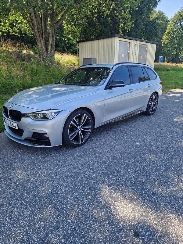 Silver Begagnad 2017 BMW 318 M Sport Kombi | 225 000 kr (Marknadspris) - Bild 1/4