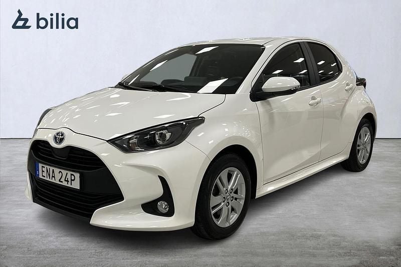 Vit Begagnad 2023 Toyota Yaris Hybrid Active Halvkombi | 219 900 kr (Marknadspris) - Bild 1/3