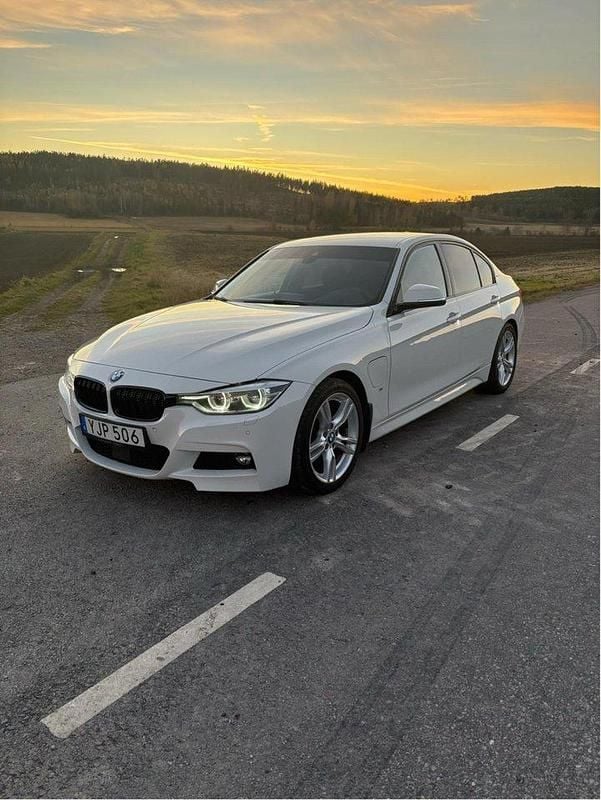 Vit Begagnad 2017 BMW 330e M Sport Sedan | 200 000 kr (Marknadspris) - Bild 1/4