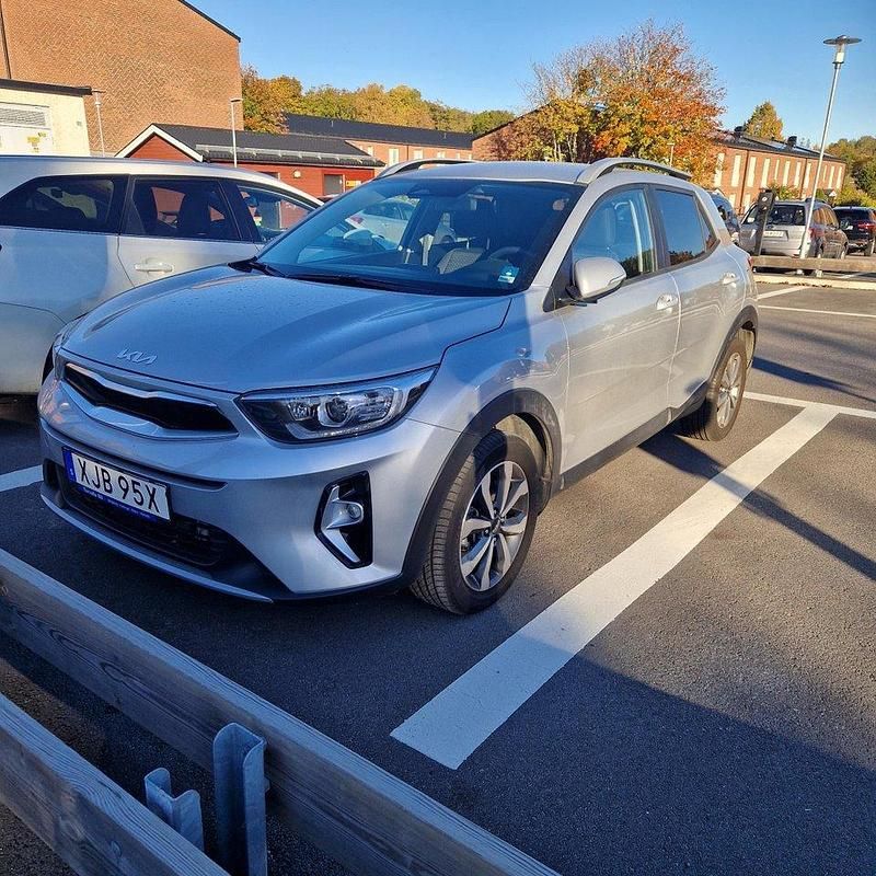 Grå Begagnad 2023 Kia Stonic Advance SUV | 225 000 kr (Marknadspris) - Bild 1/4