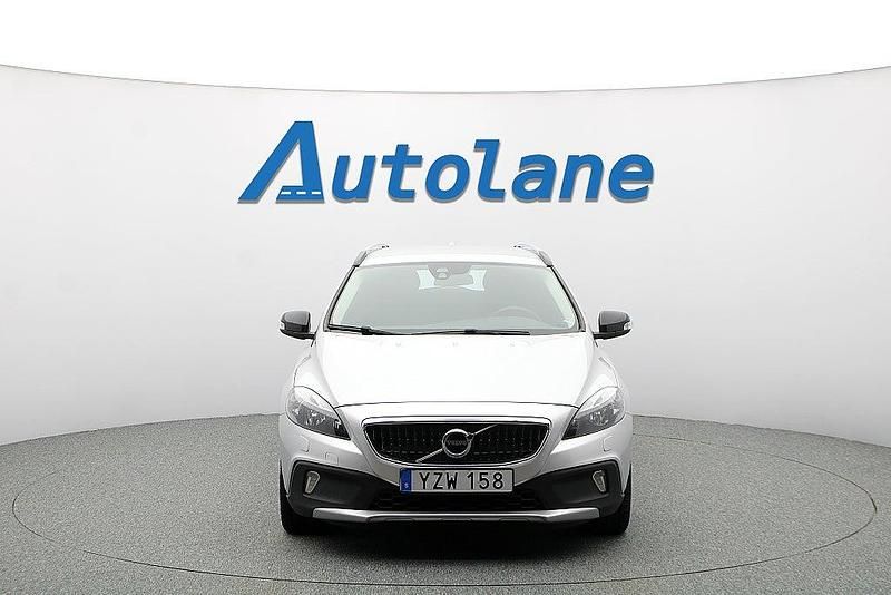 Begagnad Volvo V40 CC 120 HK (88 kW) 2018 Bright silver metallic Kombi