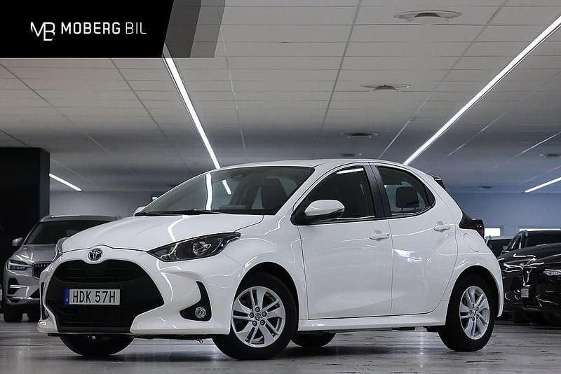 Vit Begagnad 2023 Toyota Yaris Hybrid Active Halvkombi | 229 900 kr (Marknadspris) - Bild 1/2
