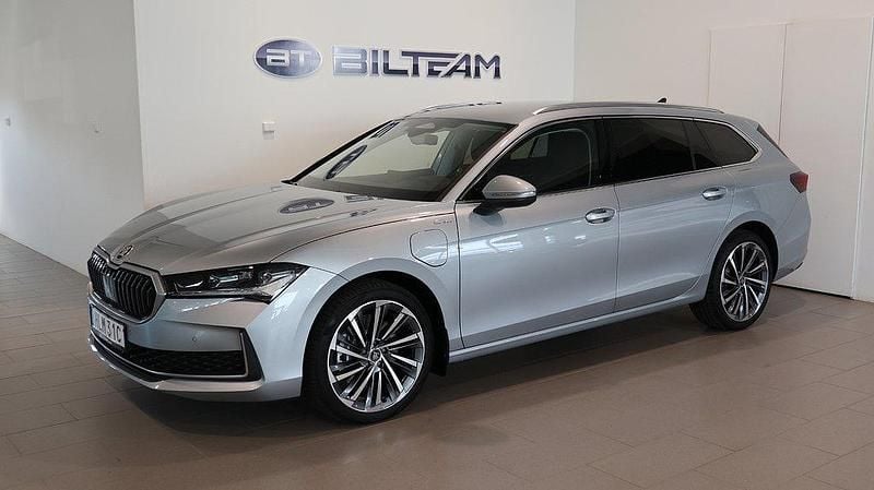 Silver Ny 2025 Skoda Superb LAURIN & KLEMENT Kombi | 537 201 kr (Marknadspris) - Bild 1/4