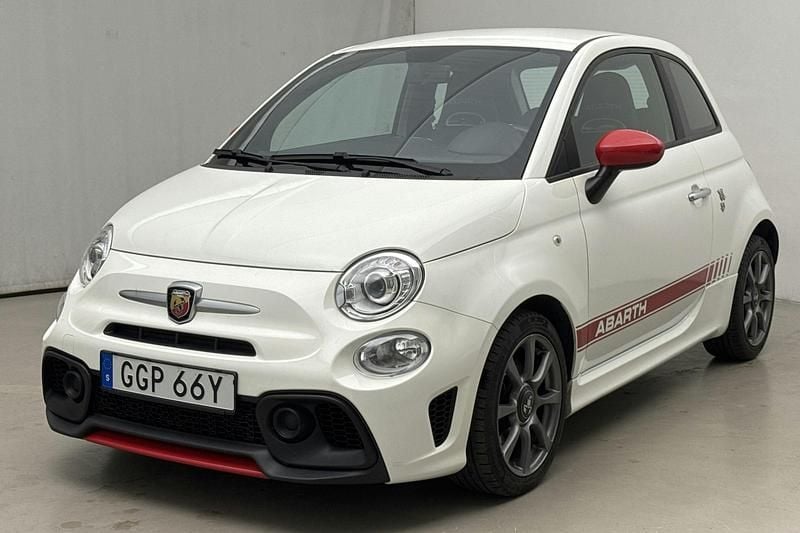 Vit Begagnad 2022 Abarth 595 Halvkombi | 184 000 kr (Marknadspris) - Bild 1/4