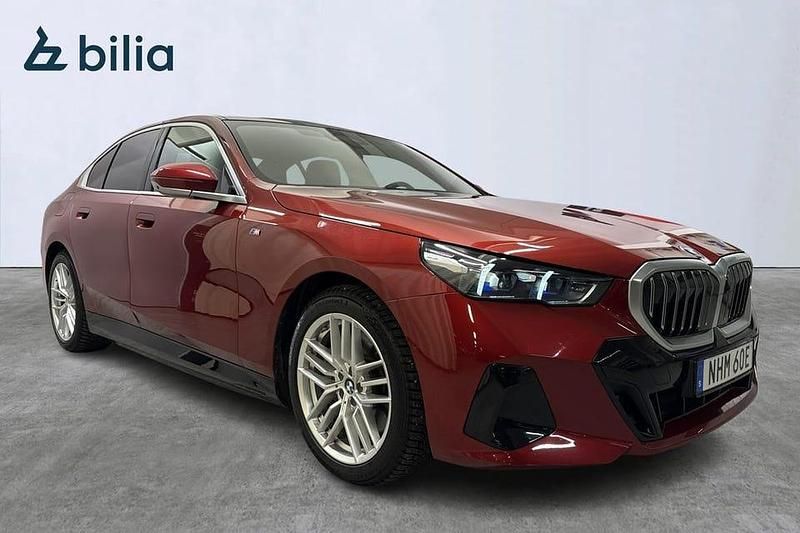 Begagnad BMW 550 M Sport 496 HK (364 kW) 2024 Röd Sedan