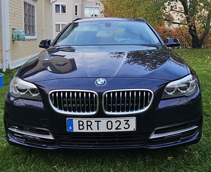 Blå Begagnad 2015 BMW 520 Kombi | 140 000 kr (Marknadspris) - Bild 1/4