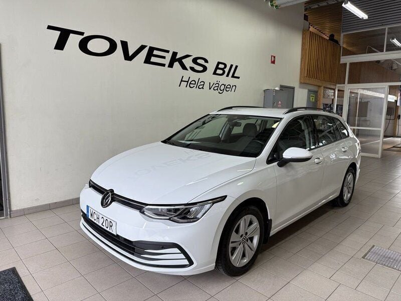 Vit (pure white) Begagnad 2024 VW Golf VIII Kombi | 284 900 kr (Marknadspris) - Bild 1/4