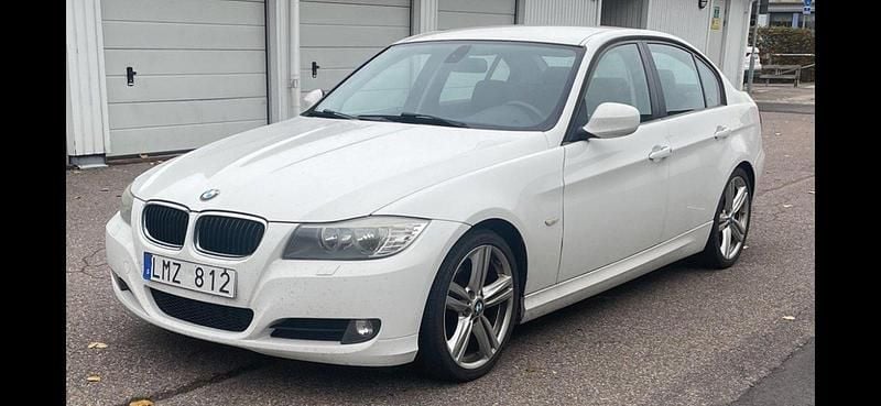 Vit Begagnad 2010 BMW 320 Comfort Edition Sedan | 53 000 kr (Marknadspris) - Bild 1/4