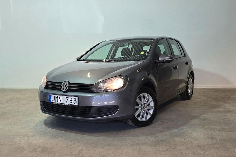 Grå Begagnad 2012 VW Golf VII Halvkombi | 98 900 kr (Marknadspris) - Bild 1/3