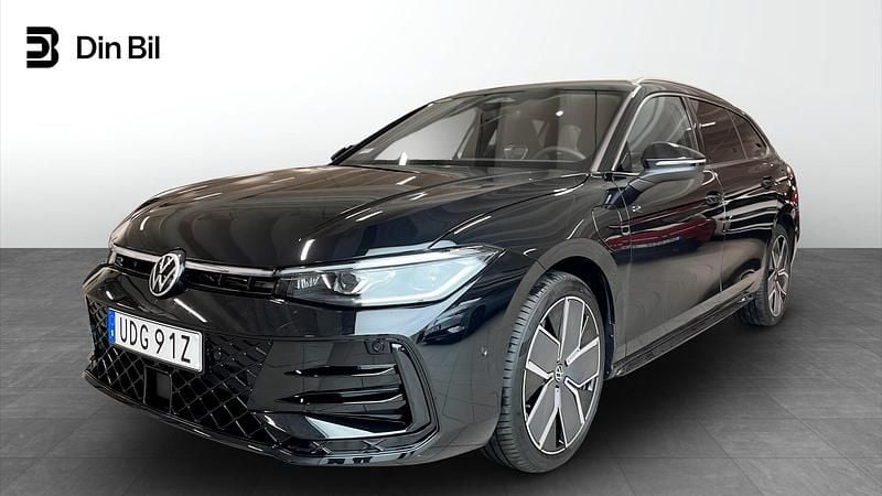 Svart Begagnad 2025 VW Passat R-line Kombi | 529 900 kr - Bild 1/4