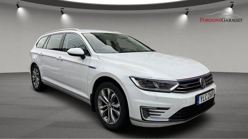 Vit Begagnad 2017 VW Passat GTE Kombi | 139 900 kr (Marknadspris) - Bild 1/4