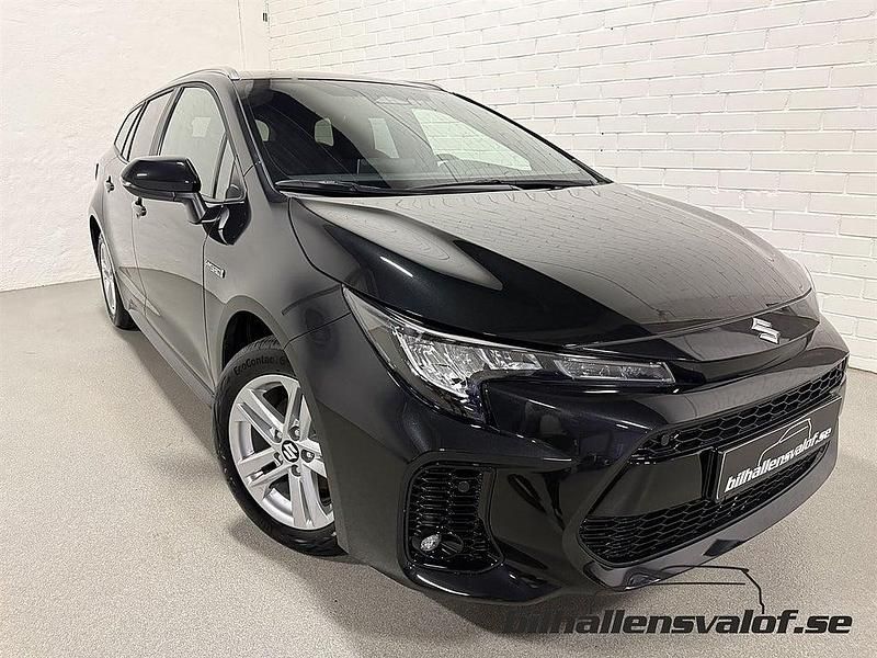 Svart Begagnad 2024 Suzuki Swace Kombi | 294 900 kr (Marknadspris) - Bild 1/4
