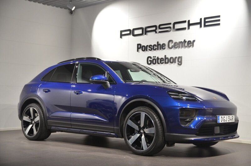 Blå (blue) Ny 2025 Porsche Macan SUV | 1 238 200 kr (Marknadspris) - Bild 1/4