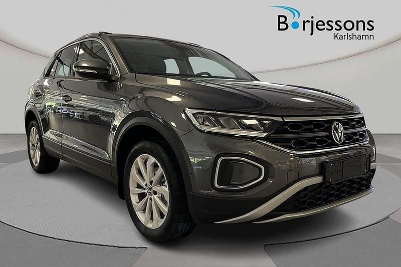 Grå Ny 2025 VW T-Roc Life SUV | 376 700 kr (Marknadspris) - Bild 1/4