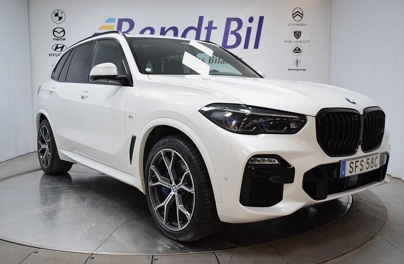 Mineralvitmetallic Begagnad 2021 BMW X5 M Sport SUV | 649 500 kr (Marknadspris) - Bild 1/4