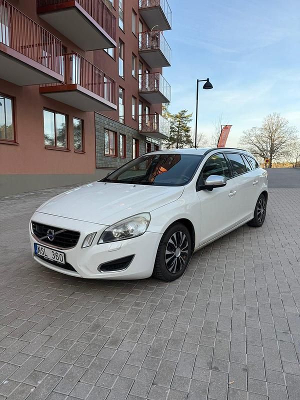 Begagnad 2011 Volvo V60 Kombi | 55 000 kr (Marknadspris) - Bild 1/4