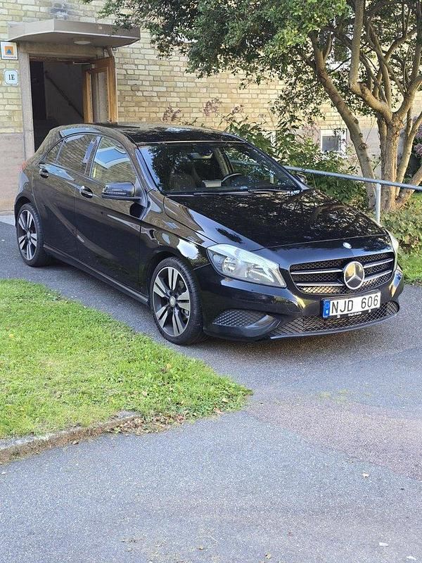Svart Begagnad 2014 Mercedes A180 Halvkombi | 125 000 kr (Lite dyr) - Bild 1/3