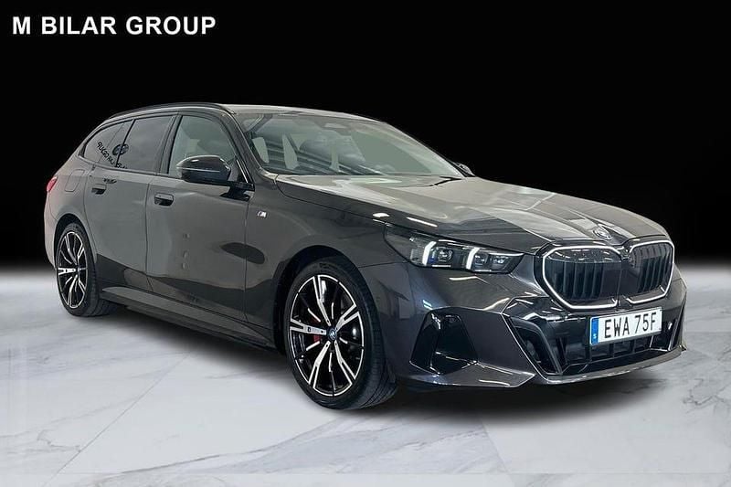 Grå Begagnad 2025 BMW 530 M Sport Kombi | 699 000 kr - Bild 1/4