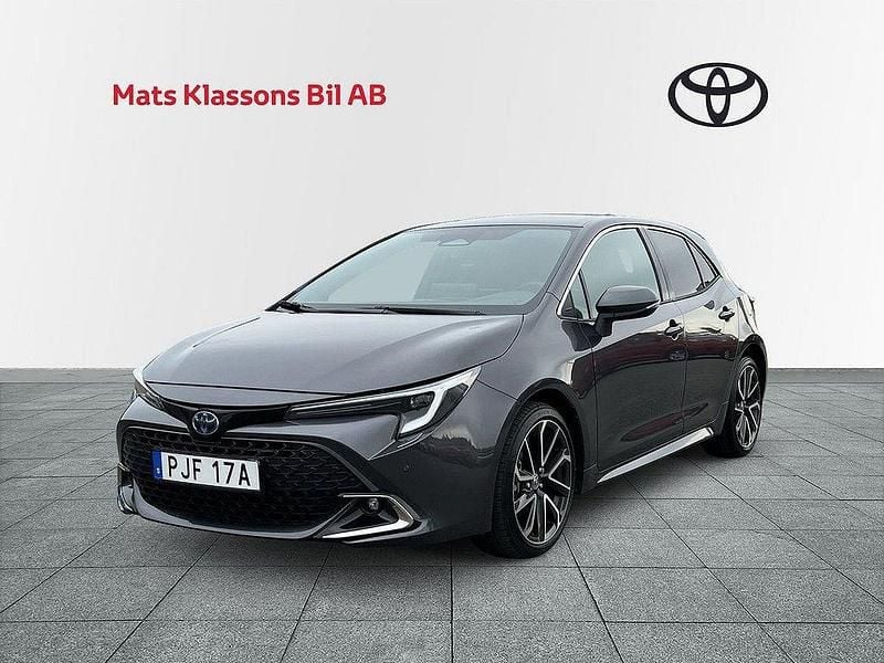 Mörkgrå Begagnad 2023 Toyota Corolla Hybrid Executive Halvkombi | 309 000 kr (Marknadspris) - Bild 1/4