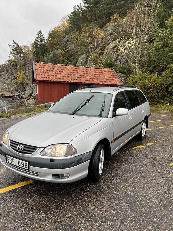 Silver Begagnad 2001 Toyota Avensis Kombi | 19 500 kr (Marknadspris) - Bild 1/4
