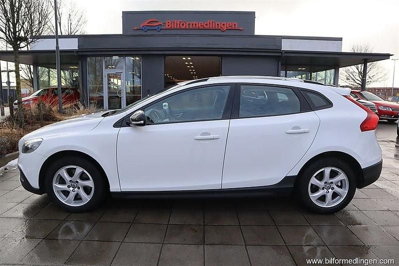 Begagnad Volvo V40 Momentum 150 HK (110 kW) 2014 Vit samma som bilen Halvkombi
