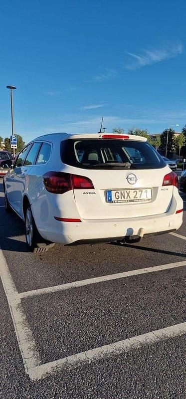Vit Begagnad 2011 Opel Astra Enjoy Kombi | 18 000 kr (Bra pris) - Bild 1/4