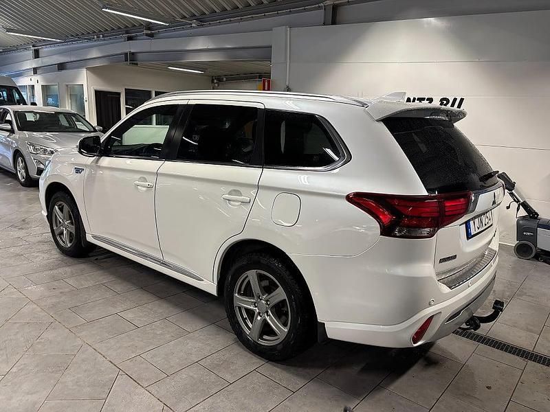 Begagnad Mitsubishi Outlander P-HEV 135 HK (99 kW) 2018 Vit SUV