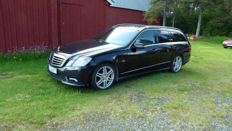 Svart Begagnad 2010 Mercedes E250 Avantgarde Kombi | 64 000 kr - Bild 1/4