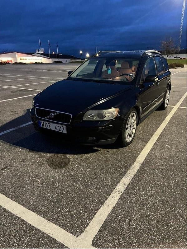 Svart Begagnad 2005 Volvo V50 Summum Kombi | 43 000 kr (Marknadspris) - Bild 1/4