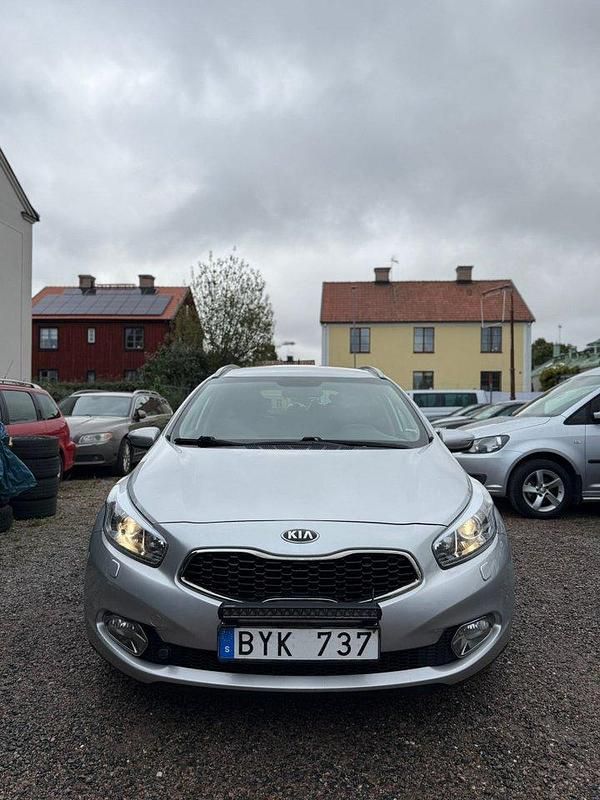 Grå Begagnad 2013 Kia Ceed Sportswagon 3 Kombi | 89 500 kr (Marknadspris) - Bild 1/4
