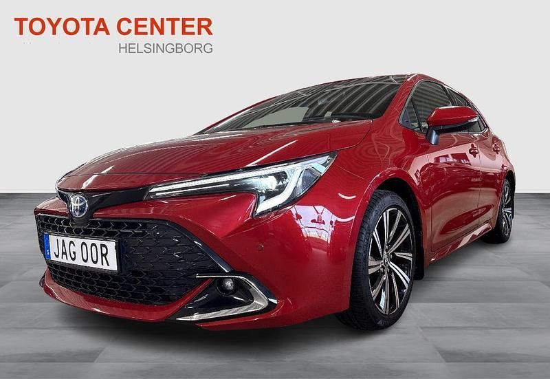 Röd Begagnad 2023 Toyota Corolla Hybrid Executive Halvkombi | 329 900 kr (Dyr) - Bild 1/4