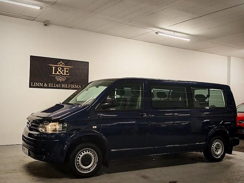 Mörkblå Begagnad 2014 VW Caravelle Minibuss | 209 900 kr (Marknadspris) - Bild 1/4