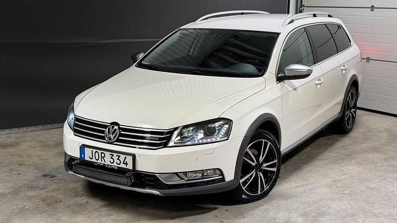 Vit Begagnad 2014 VW Passat Alltrack Kombi | 127 800 kr (Marknadspris) - Bild 1/4