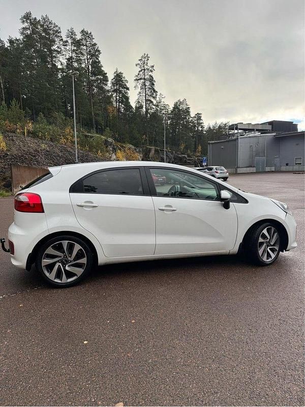 Vit Begagnad 2016 Kia Rio Halvkombi | 89 000 kr (Marknadspris) - Bild 1/4
