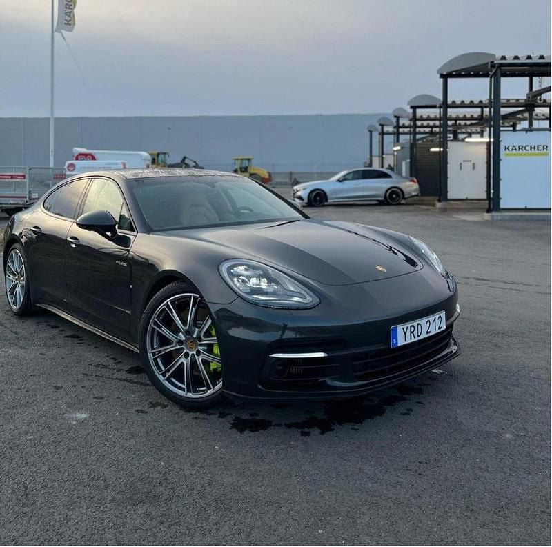 Grå Begagnad 2018 Porsche Panamera 4 Sedan | 589 900 kr (Marknadspris) - Bild 1/4