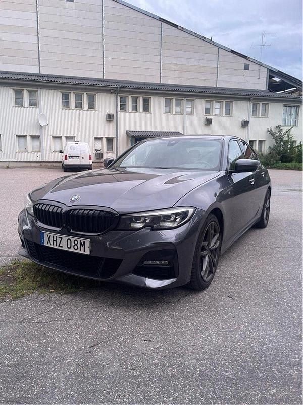 Grå Begagnad 2020 BMW 320 M Sport Sedan | 264 900 kr (Bra pris) - Bild 1/4