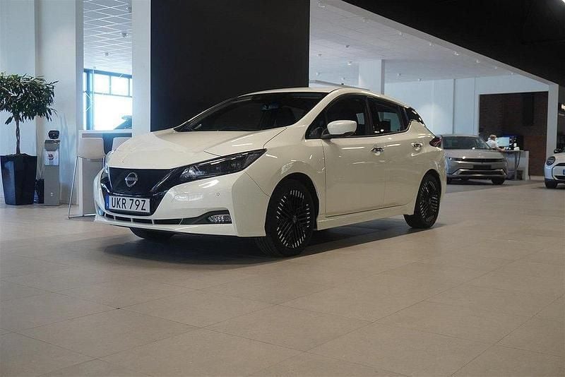 Vit Begagnad 2022 Nissan Leaf N-Connecta Halvkombi | 174 800 kr (Superpris) - Bild 1/4