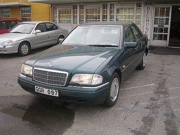 Mörkgrön Begagnad 1996 Mercedes C200 Elegance Sedan | 39 000 kr - Bild 1/4