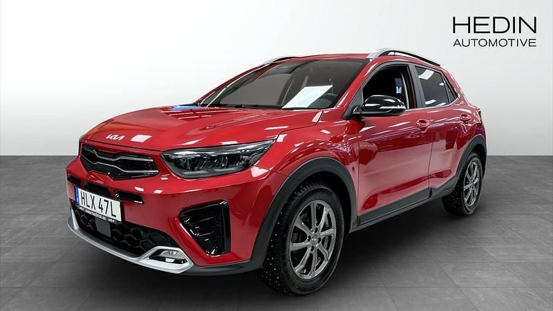 Röd (red) Begagnad 2023 Kia Stonic GT-Line SUV | 239 900 kr (Marknadspris) - Bild 1/4