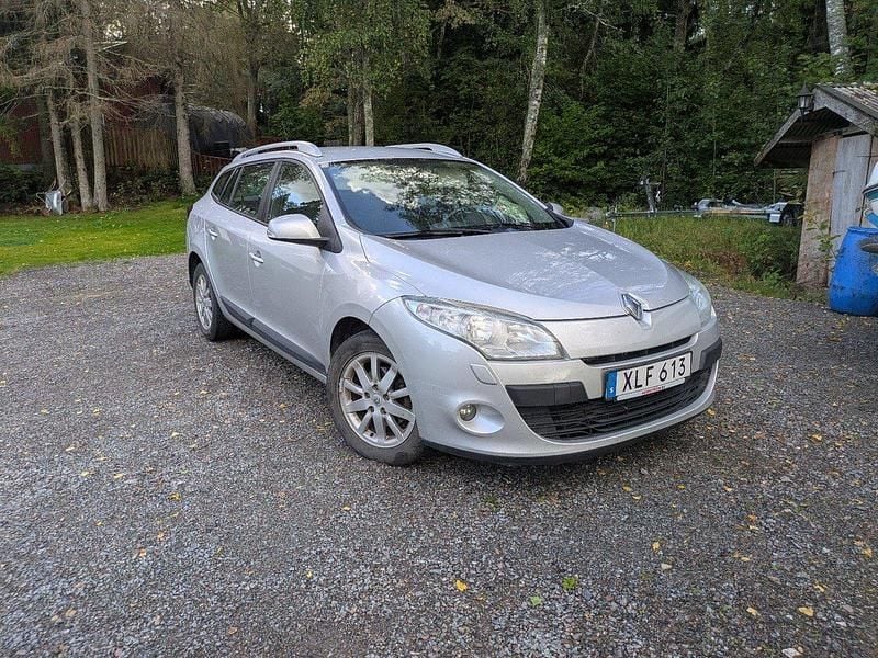 Silver Begagnad 2011 Renault Mégane GrandTour Kombi | 38 000 kr (Marknadspris) - Bild 1/4